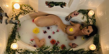 chroniclesofatiredassmom onlyfans photos