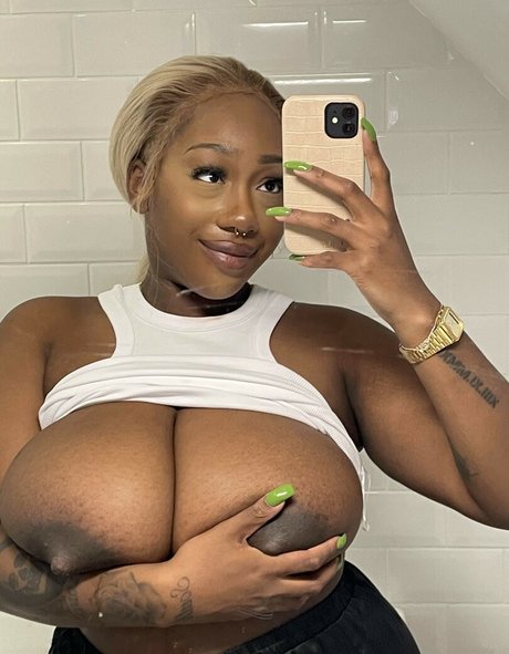 Effy Flame onlyfans topless