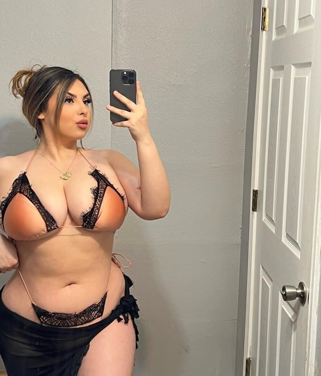 Daniela Ehimy onlyfans topless