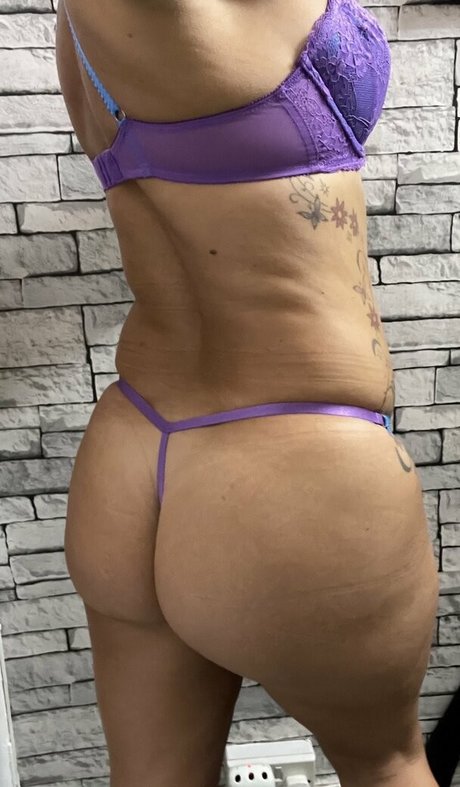 ukhotwife nude on onlyfans