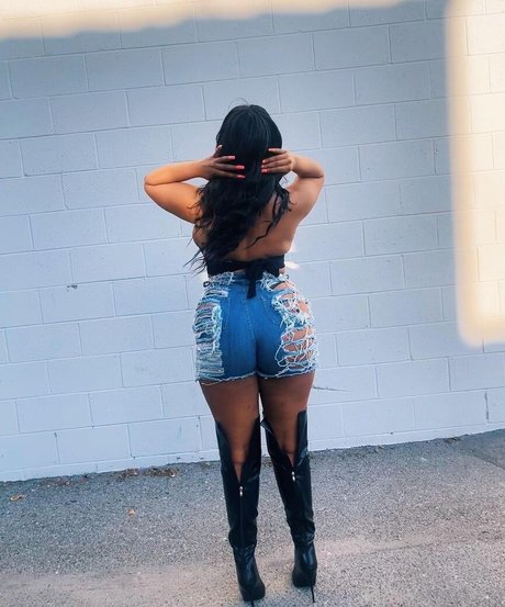 iLLi y onlyfans pics nude