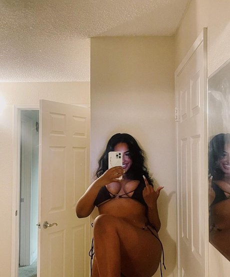 iLLi y only fans content