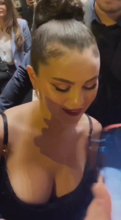 Selena Gomez onlyfans strip tease