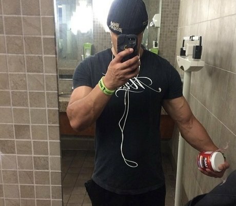 realbrandon818 onlyfans model photos