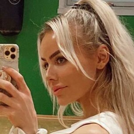 Trine Petronella onlyfans striptease