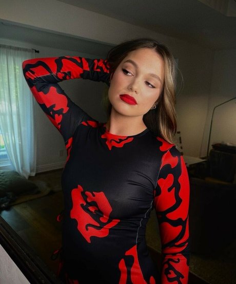 Olivia Holt strip onlyfans