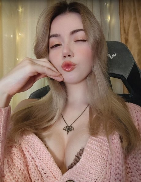 Anastasia Komori onlyfans strip