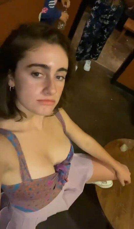 Rachel Anne Sennott onlyfans nide