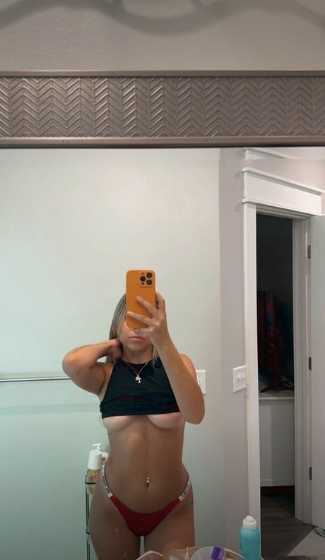 carolinecolston strip onlyfans