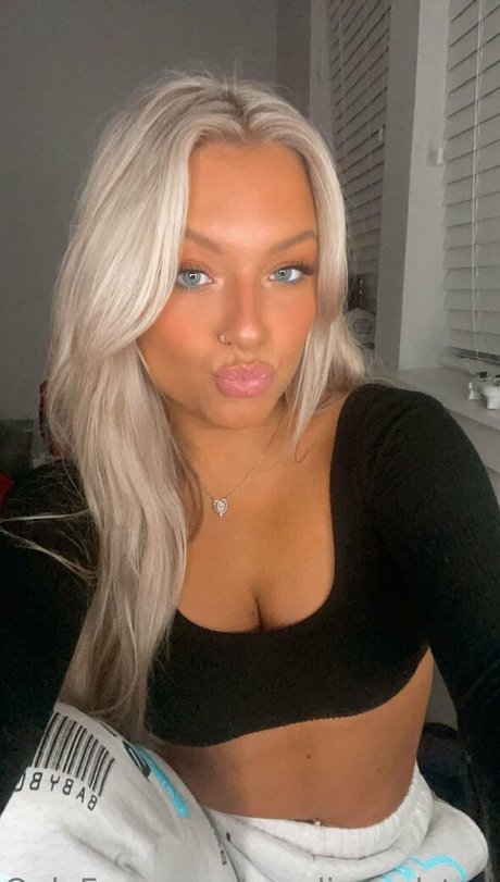 carolinecolston onlyfans leaj