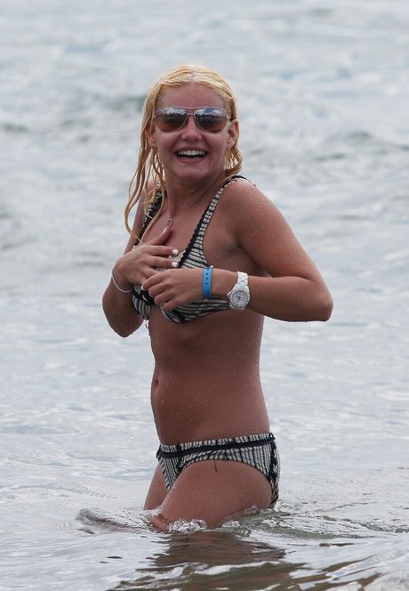 Elisha Cuthbert onlyfans leaked tits