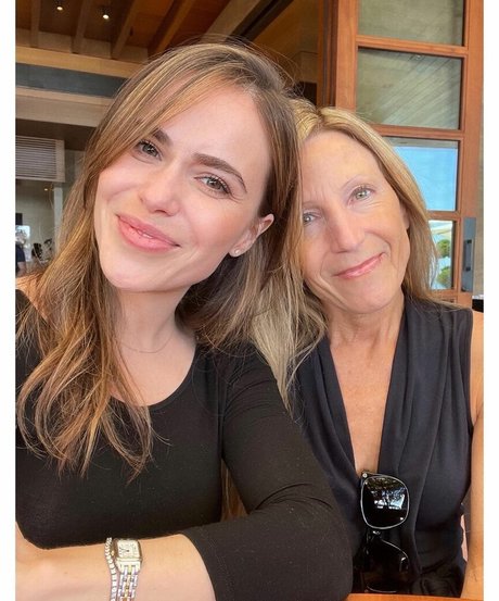 Nicolle Gironda onlyfans model images