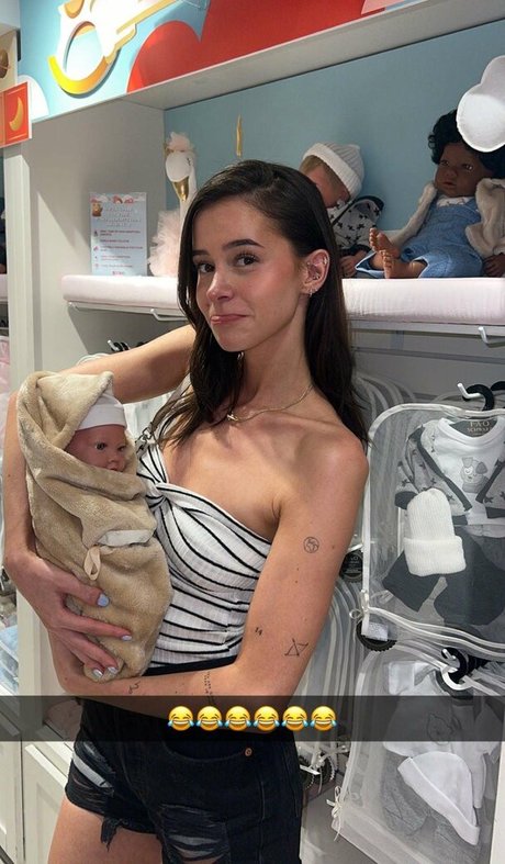 Lea Elui onlyfans model