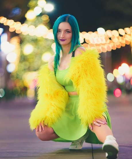 Littlesiha onlyfans striptease