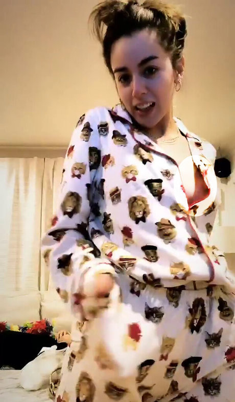 Chloe Bennet onlyfans leaks.