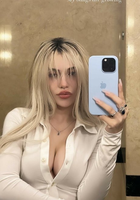 Ava Max onlyfans desnuda