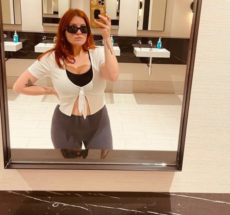 Chloe Maddren onlyfans explicit content