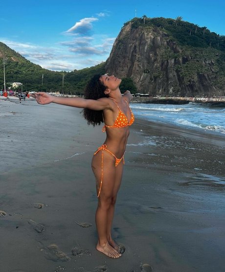 Gabriella Saraivah onlyfans striptease