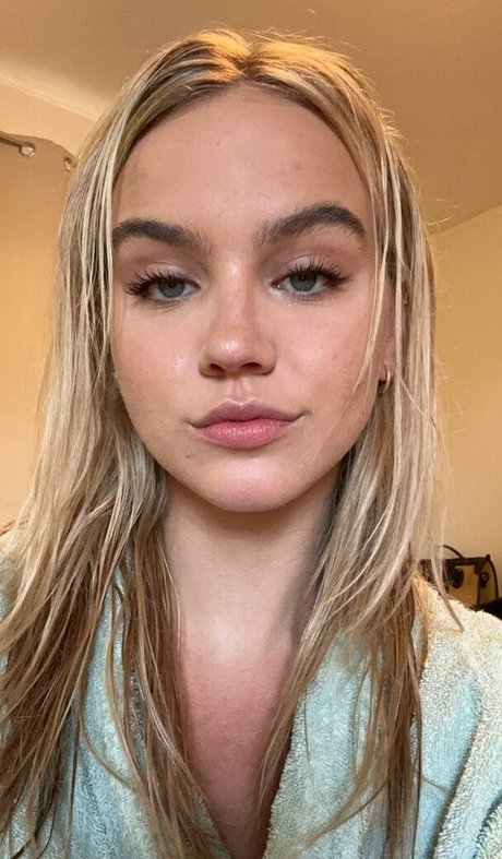 Emma Brooks onlyfans nude leak