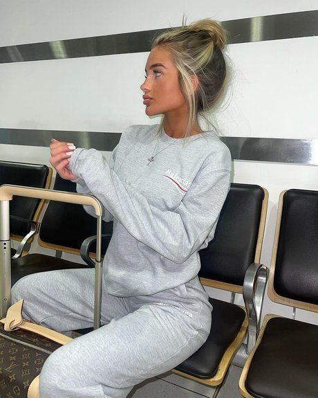 Mia Woodhall Profile pic