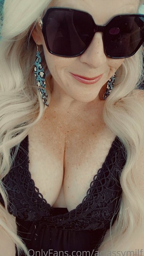 aclassymilf onlyfans model photo