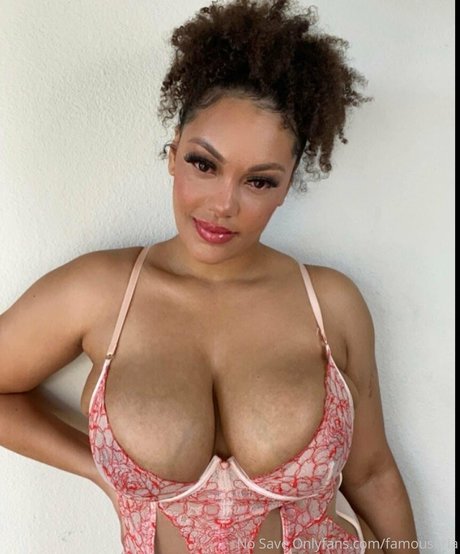 famousaria onlyfans nudes leak