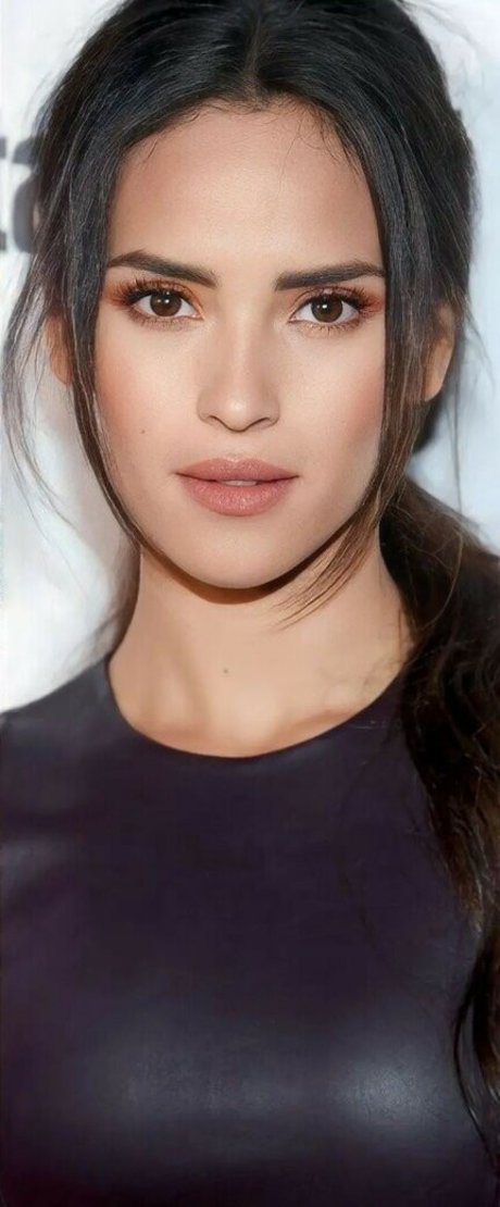 Adria Arjona onlyfans model photos