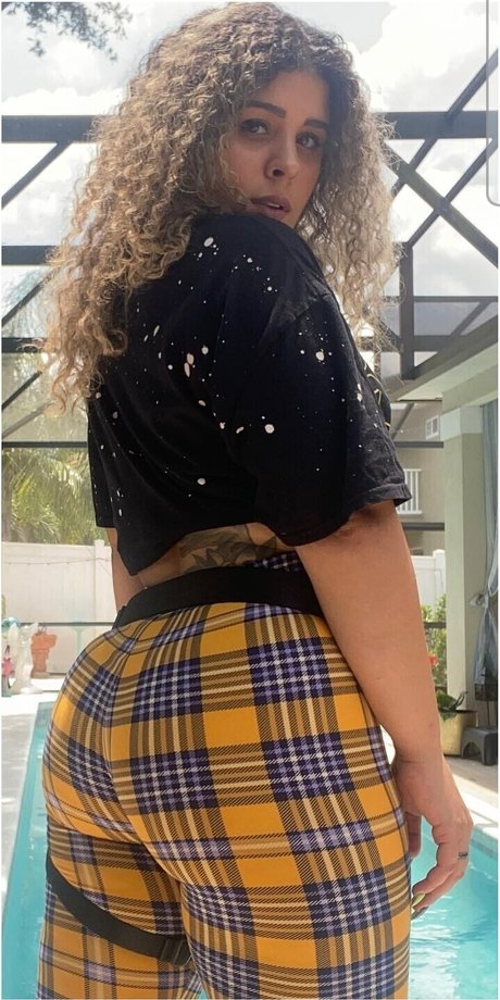 JustYeliz onlyfans strip tease