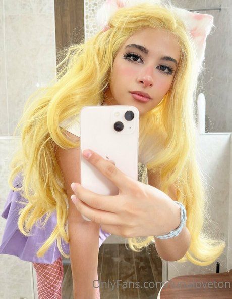 Lunaloveton onlyfans picture