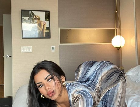 Numi Zarah naked onlyfans pics