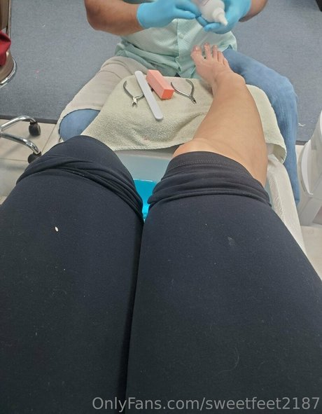 sweetfeet2187 onlyfans strip tease