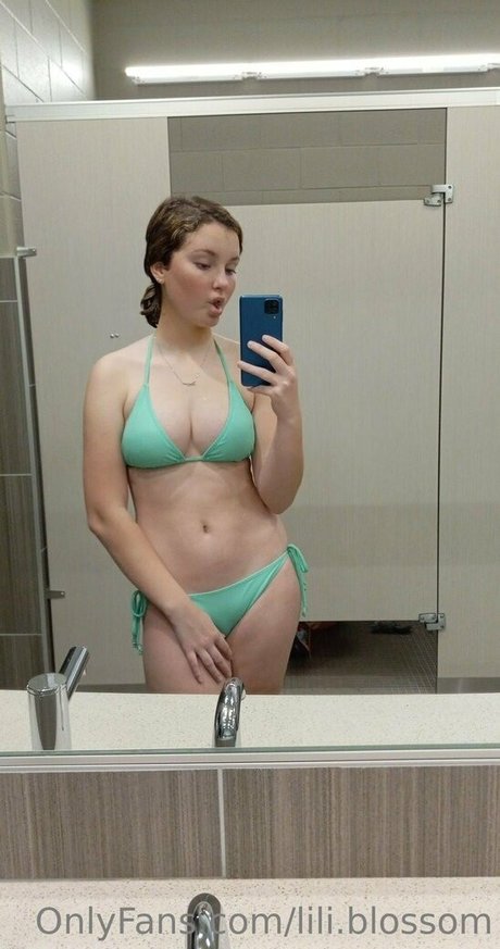 lili blossom nude onlyfans