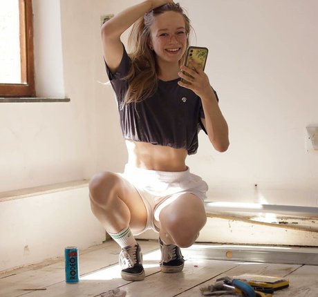 Aline Dessine onlyfans pictures