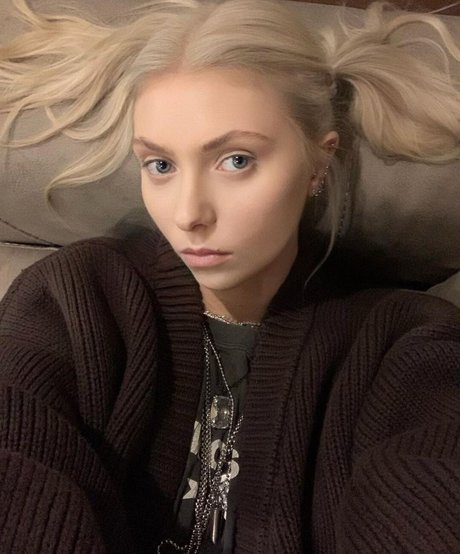 Taylor Momsen sexy onlyfans
