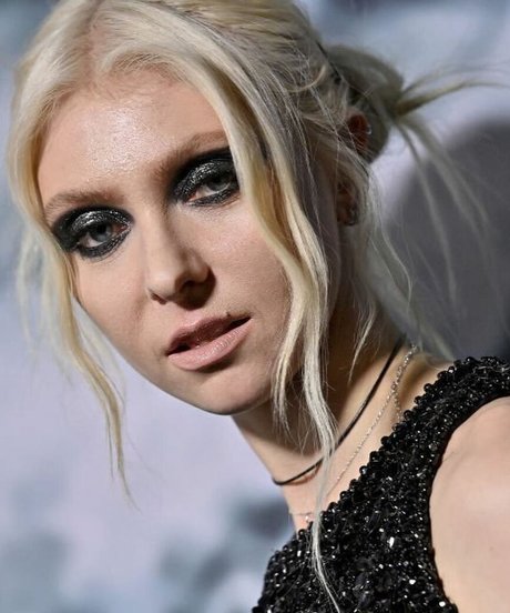 Taylor Momsen onlyfans strip tease
