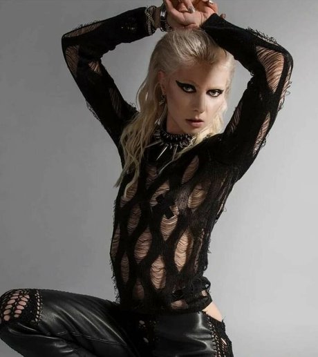 Taylor Momsen onlyfans tits