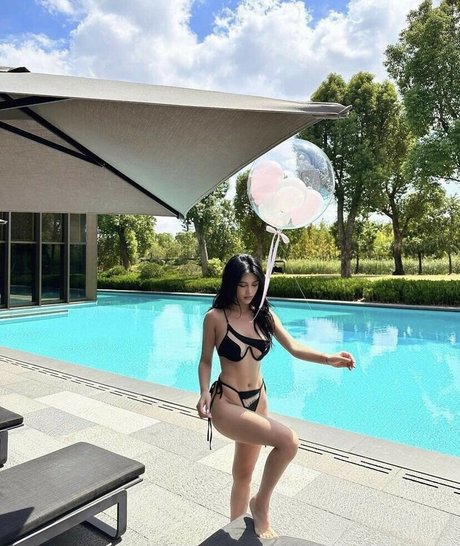 June Gong onlyfans model photo