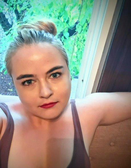 chloe loves attention nude onlyfans porn