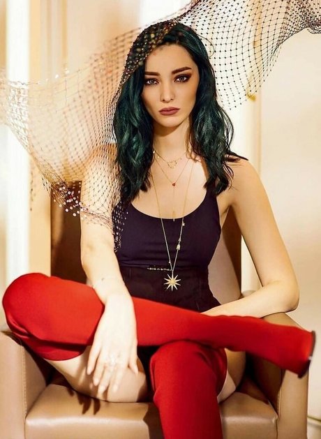Emma Dumont onlyfans xx