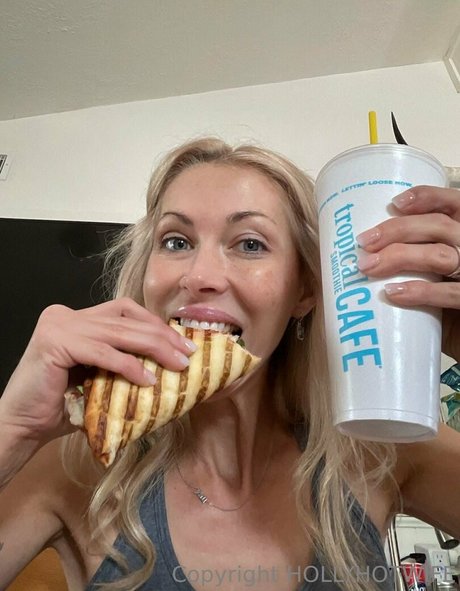 hollyhotwife only fans pictures