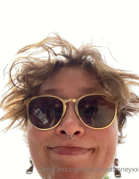 xxsacredhoneyxx onlyfans nudes