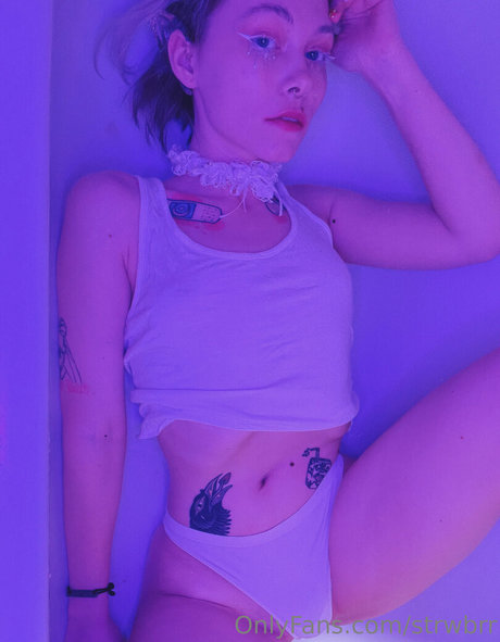 strwbrr desnuda onlyfans