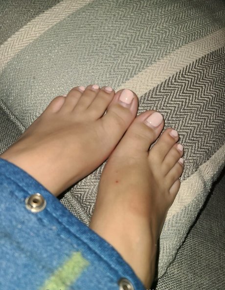 smelliefeetsweetie onlyfans leajs