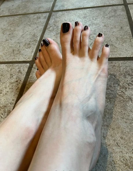 loritoes32 onlyfans public photos