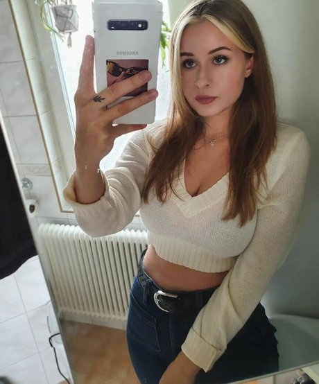 elina twich Profile pic