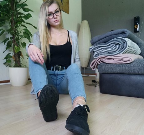 emmyfeetandsocks onlyfans leaked dirtyship