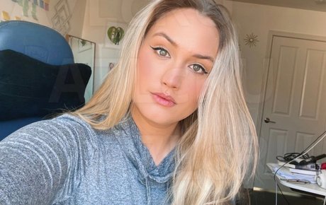 Naomi Kyle onlyfans xx