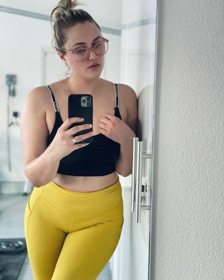 Naomi Kyle Profile pic