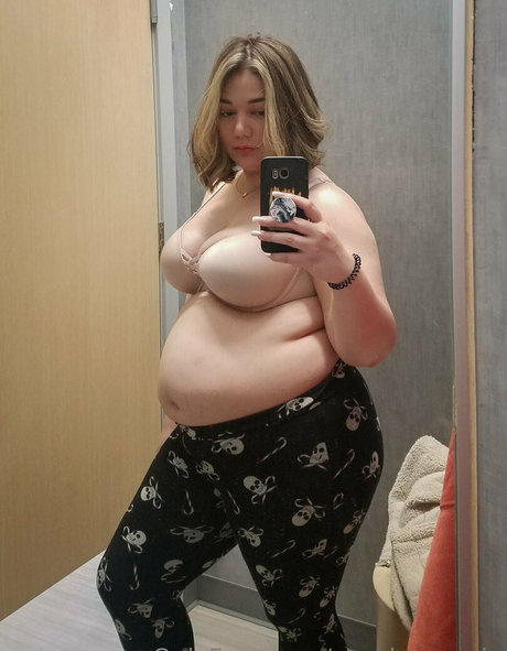 couchqueenie onlyfans leaked nude