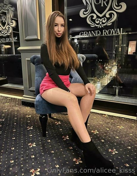 alicee kisss onlyfans model
